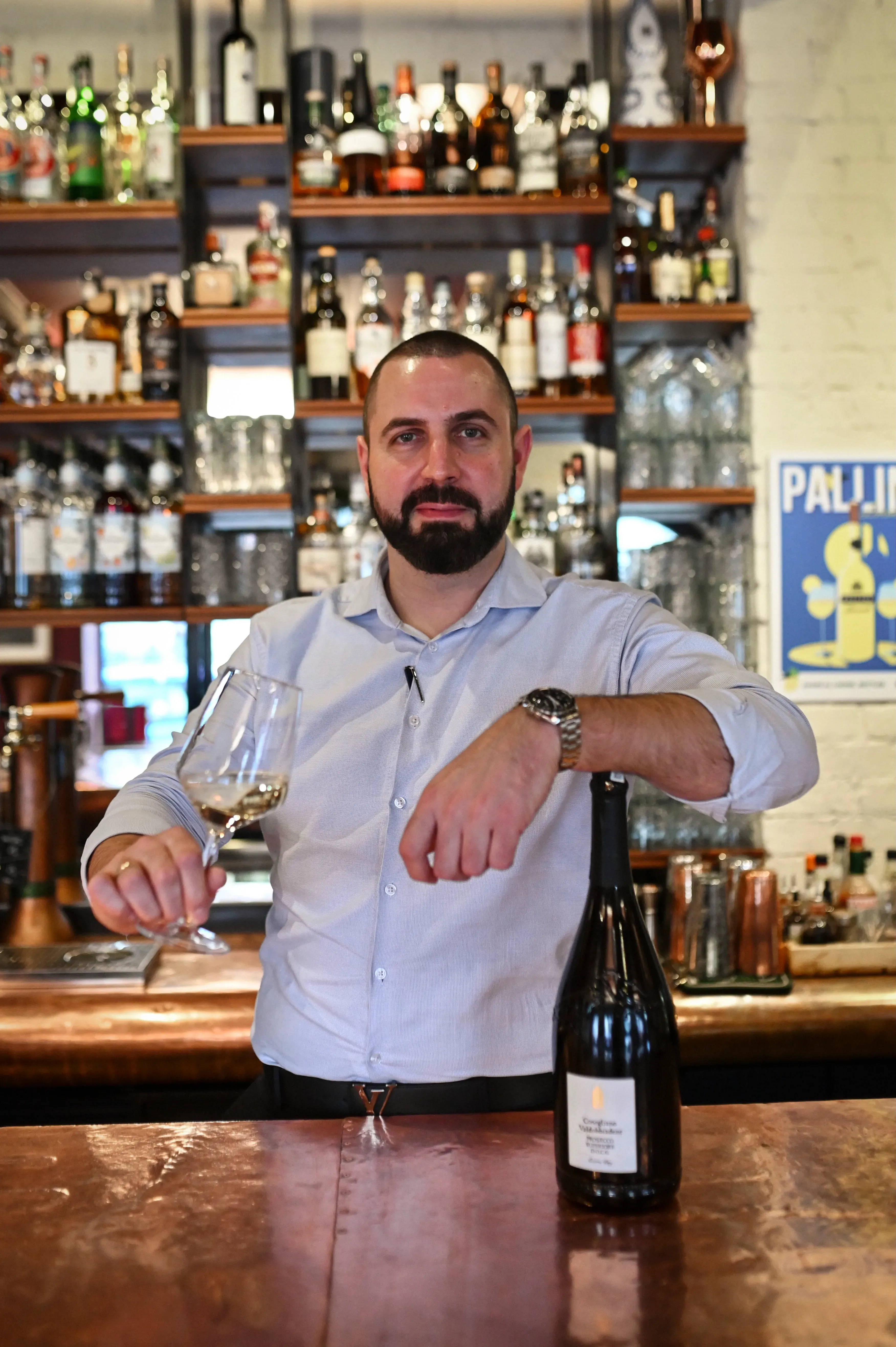 Andrea — właściciel przy barze z Prosecco
