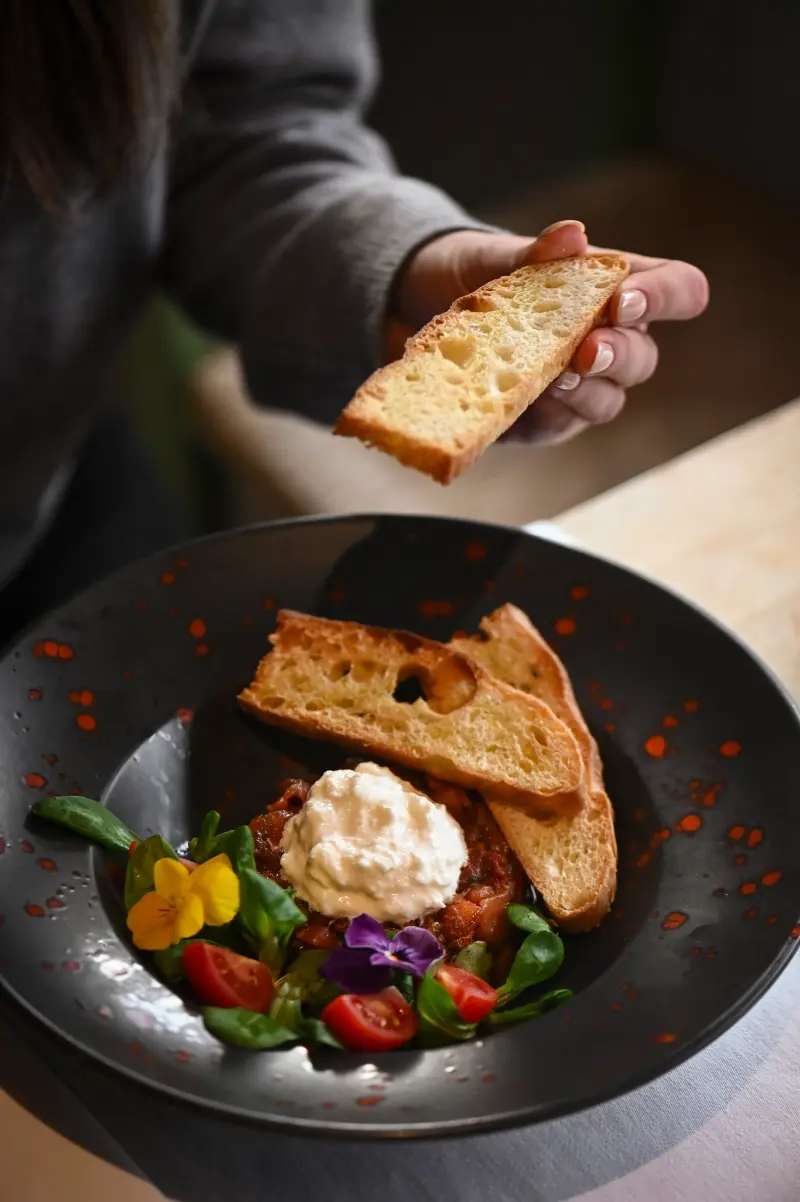 Bruschetta z burratą i suszonymi pomidorami